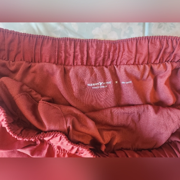 Women's athletic shorts. Old Navy - Picture 2 of 3